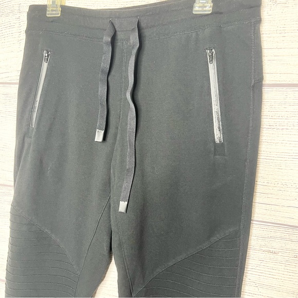 Alo Yoga Black Urban Moto Raw Hem Sweatpants Size Medium Workout Athleisure - Picture 2 of 10